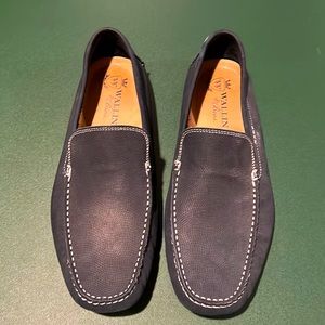 Like new. Blue loafers